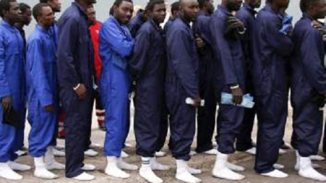 Israele imbarca clandestini e li spedisce in Uganda