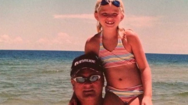 La ragazza continua a ricevere dal padre regali di compleanno