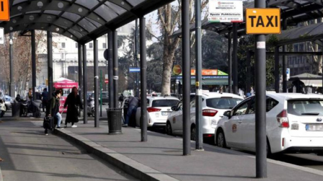 Milano: cliente stacca a morsi l'orecchio del tassista