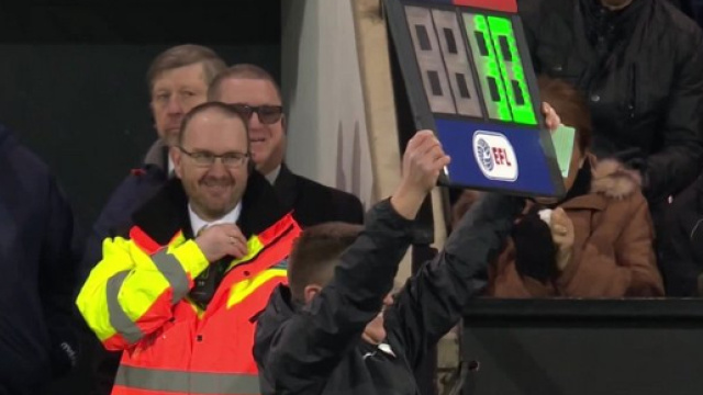 Tifoso che diventa quarto uomo | Foto by Sky Sports