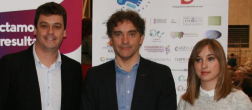 Iv&aacute;n Mart&iacute;, Francesc Colomer (centro) y Serezade Engu&iacute;danos