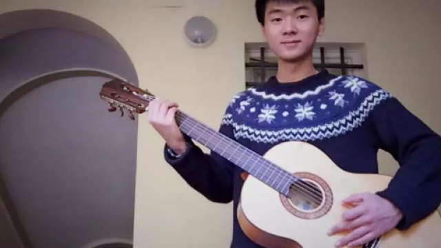 Congliang Hu, 20enne di origine cinese, &egrave; stato ucciso e messo in una valigia da un coetaneo con cui aveva una relazione. Foto: Facebook.