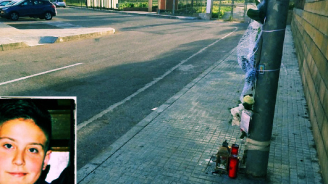 Nel luogo dove Antonio, nella foto piccola a sinistra, ha perso la vita in tanti hanno lasciato un ricordo.