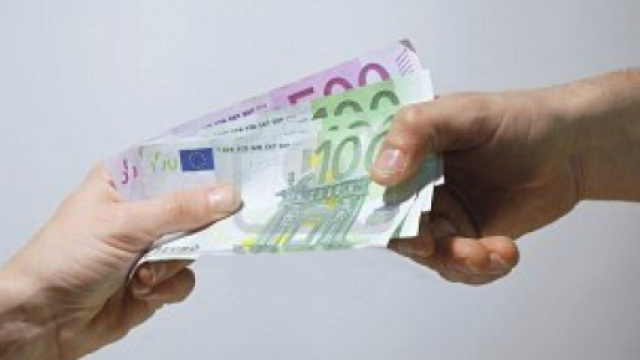 Stop al pagamento delle buste paga e dello stipendio in contanti