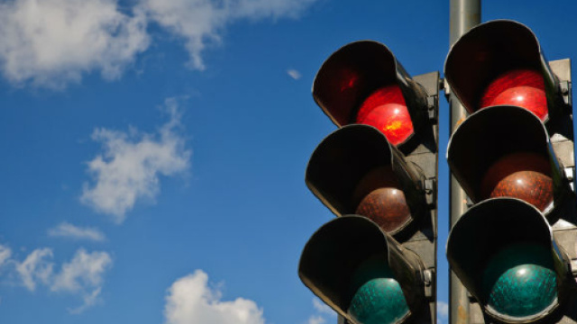 Uccisa a coltellate dopo una lite al semaforo