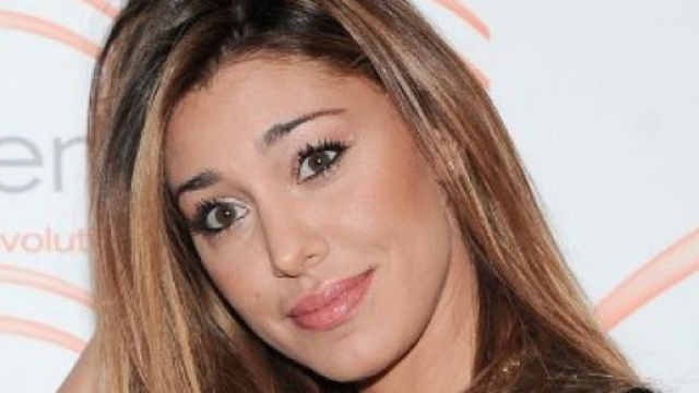 Belen Rodriguez e il bacio a stampo alla sua assistente Antonia.