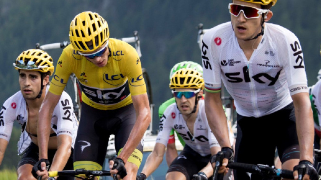 Chris Froome tra i compagni del Team Sky
