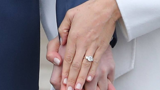 Harry e Meghan fidanzati: le prime foto ufficiali. E lei mostra il ... - corriere.it