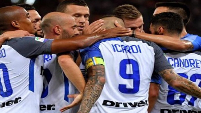 I giocatori dell'Inter esultano dopo un gol