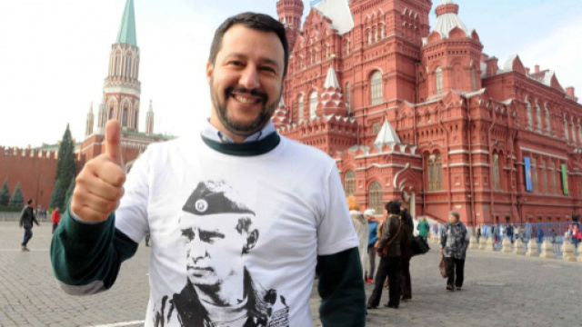 Matteo Salvini in visita a Mosca con la t-shirt di Vladimir Putin