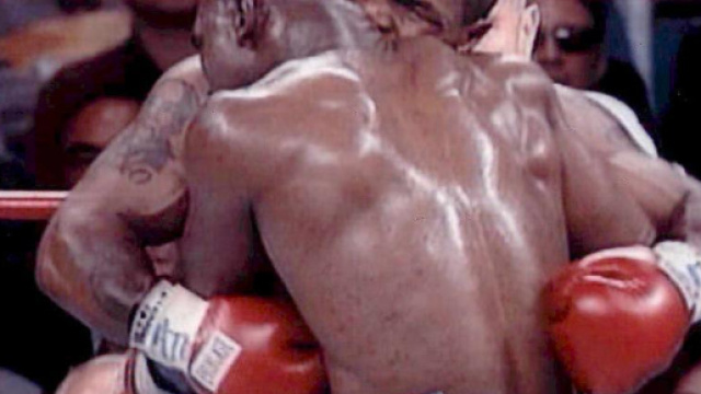 Mike Tyson stacca l'orecchio al'avversario