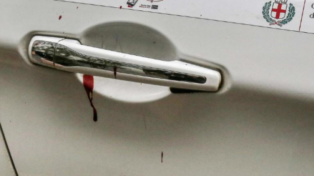 Milano violenta: litiga con un tassista, gli rompe il naso e gli stacca l'orecchio. Nella foto il taxi insanguinato.
