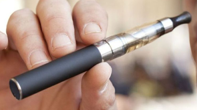 Un uomo che fuma una sigaretta elettronica