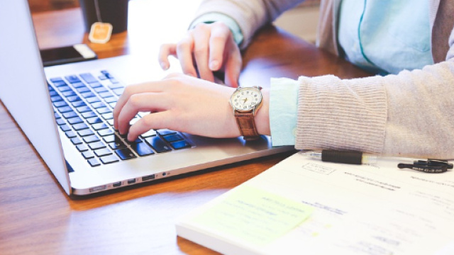 Una lavoratrice mentre &egrave; davanti al computer