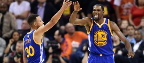 (Foto v&iacute;a Flickr: Kevin Durant celebra la victoria con Stephen Curry)