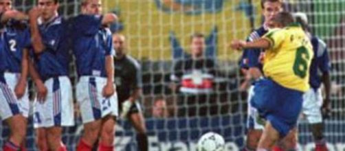 Roberto Carlos en el momento de golpear la pelota que se convertir&iacute;a en la mejor falta de la historia| Ol&eacute; - com.ar