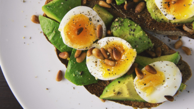 Colazione a base di uova, pane ed avocado
