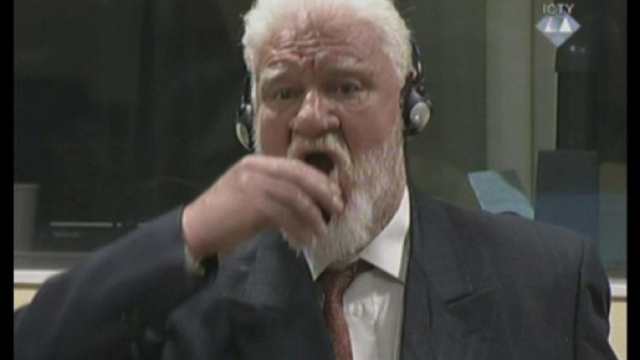 Condannato per crimini di guerra si avvelena durante la sentenza a ... - lapresse.it