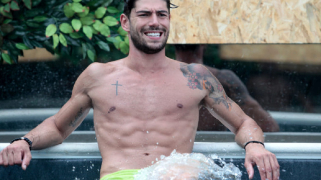 Gf Vip, il bagno &egrave; bollente: il costume di Ignazio Moser scivola gi&ugrave; - today.it