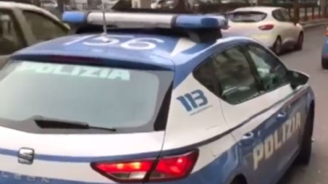 Gli agenti delle Volanti della Questura di Milano sono stati i primi ad entrare nell'appartamento in cui c'era un anziano 'sepolto'.