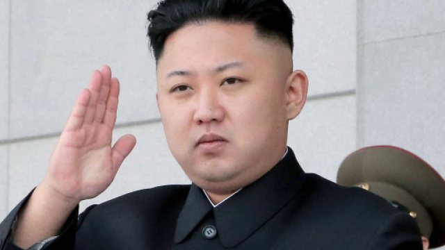 Il Dittatore nord coreano ritratto mentre saluta la nazione