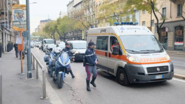 L'ambulanza giunta in corso XXII marzo per rimuovere il cadavere della vittima, Guido Begatti - ilgiorno.it