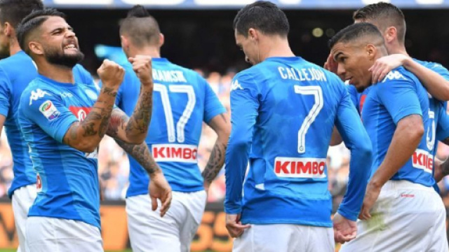La squadra del Napoli, che festeggia dopo un gol