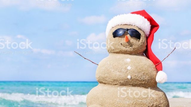 Pupazzo Di Neve Di Natale In Santa Cappello In Spiaggia