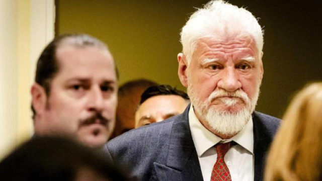 Si toglie la vita bevendo veleno in tribunale