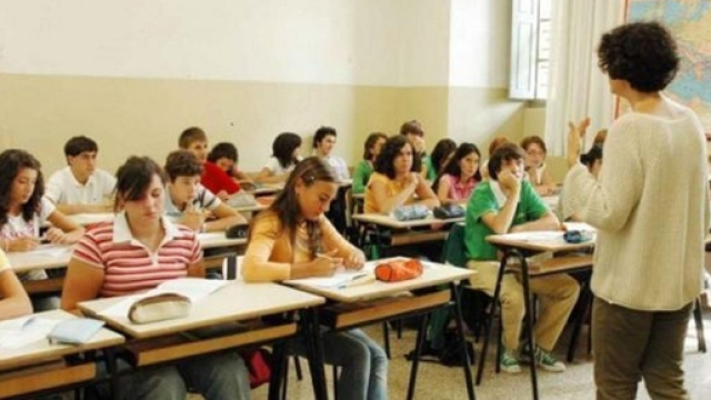 Studentessa sospesa per post su Facebook: gli allievi protestano