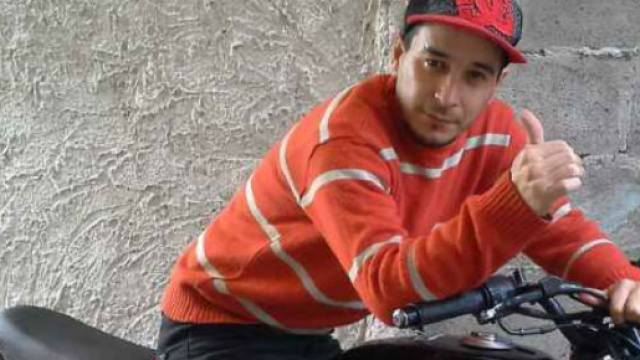 Una foto del ragazzo che adesso si trova in arresto per il triplice omicidio