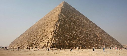 Pir&aacute;mide de Khufu, sobreviviendo al tiempo. Imagen sacada de Wikipedia. en la meseta de Guiza