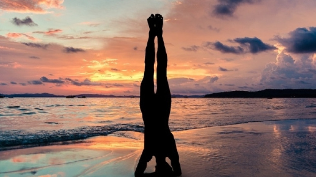 posture de yoga en bord de mer