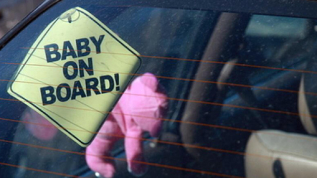 Bambini abbandonati in auto a brescia