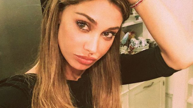 Belen al Costanzo Show parla dei video a luci rosse