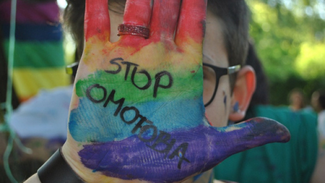 Coppia gay oggetto di un richiamo discriminatorio alle terme