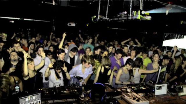 Impazza il divertimento in una discoteca romana