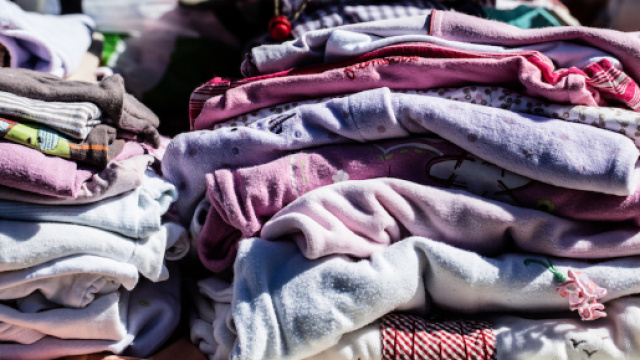 La truffa dei &ldquo;cassonetti gialli&rdquo;: vestiti usati destinati ai poveri venduti nei mercatini