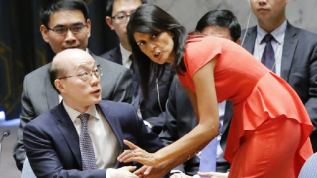 Nikky Haley, ambasciatrice USA all'ONU, insieme al rappresentante diplomatico cinese Liu Jieyi