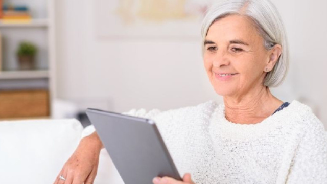 Una lavoratrice con un tablet in mano