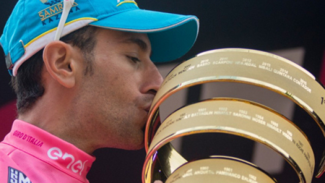 Vincenzo Nibali con il trofeo del Giro d'Italia
