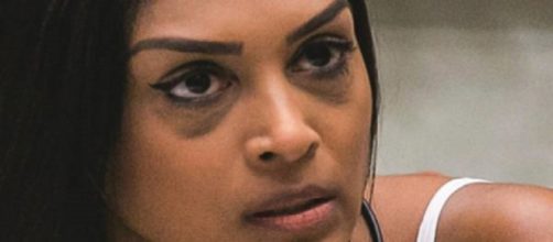 Ex-BBB Amanda sofria com sua olheiras