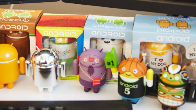 Alcune statuette promozionali che rappresentano la mascotte di Android