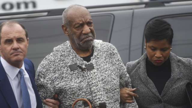Arresto di Bill Cosby: l'attore viene accompagnato in udienza.