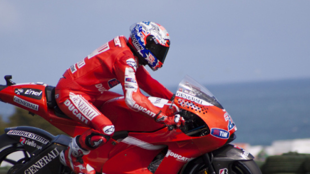 Casey Stoner in sella alla Desmosedici GP10