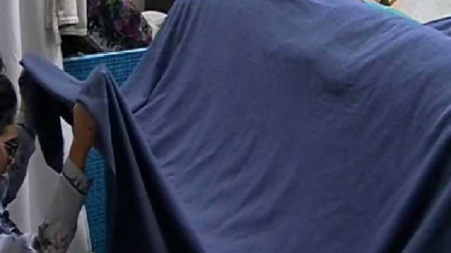 Cecilia Rodriugez ed Ignazio Moser costruiscono la capanna per fare l'amore al Grande Fratello Vip 2 aiutati da Giulia