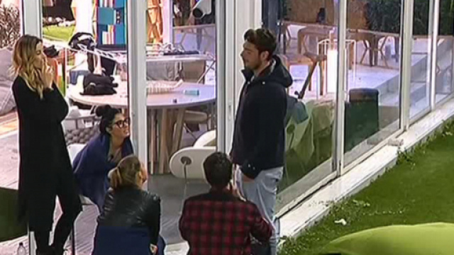 Ignazio Moser confida ai compagni di aver discusso con Cecilia
