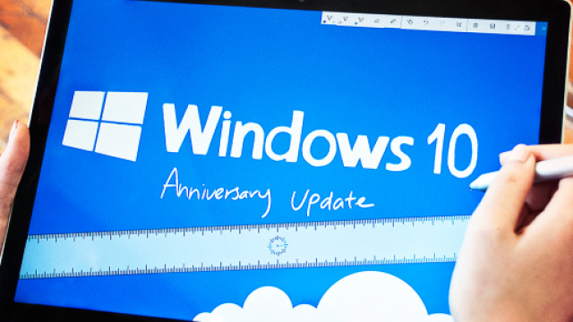 Un&rsquo;immagine commerciale di Microsoft per promuovere l&rsquo;Anniversary Update di Windows 10
