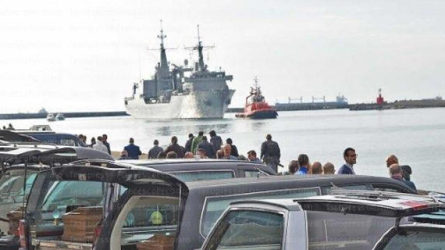 I carri funebre al porto di Salerno per le 26 donne vittime dei "viaggi della speranza".