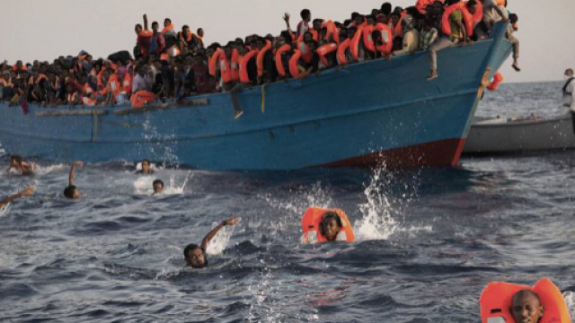 Migranti su barcone sovraffollato